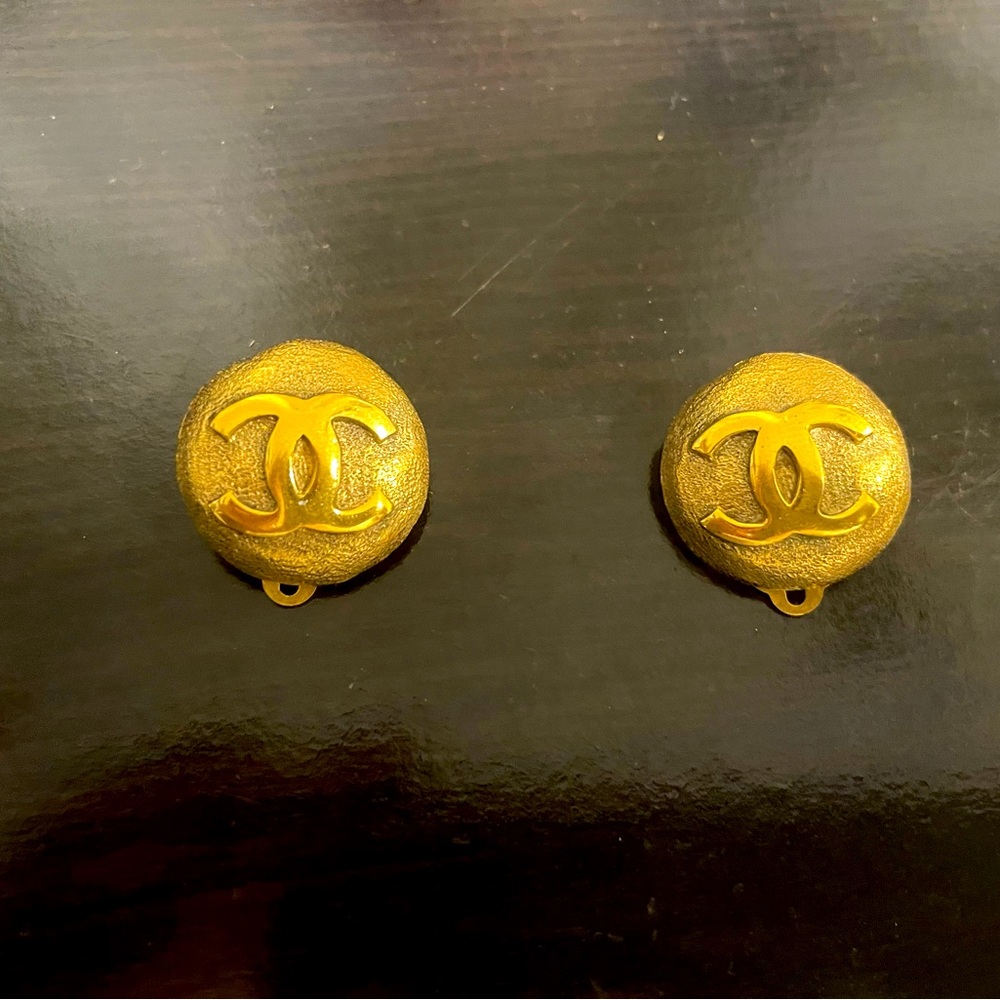 Chanel vintage clips in perfect  condition
